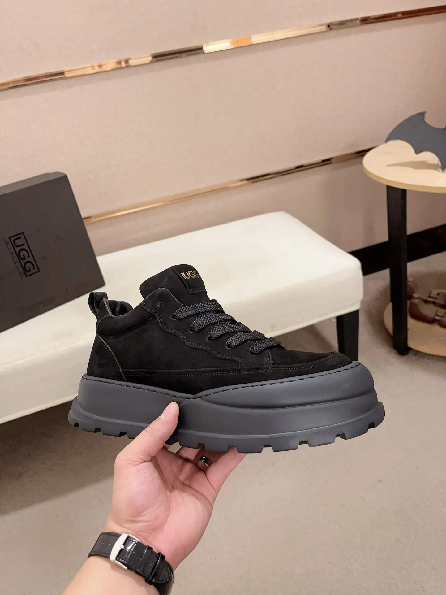 Factory price: 800💰North American men's shoes Ugg ☃️In the special sale of new high-quality men's shoes snow boots in autumn and winter, the nemesis of extreme cold weather! Made of cowhide leather, merino wool lining, and original outsole, whether driving, outdoor or daily wear, there is always one that suits you! Code number 39-44